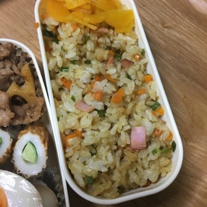 お弁当にも◎♪我が家の“カレーチャーハン”